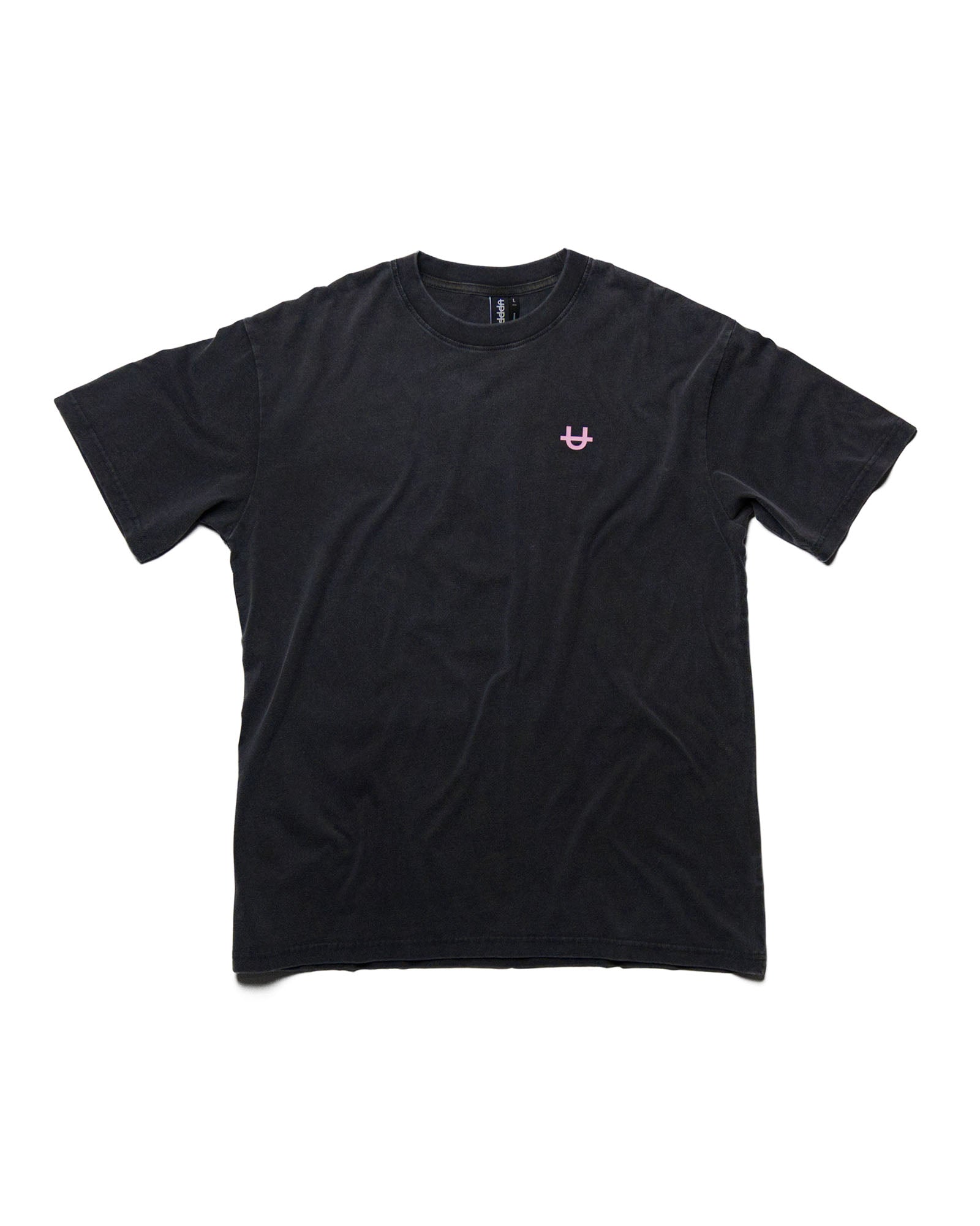 uppper core t-shirt washed black w/ pink logo